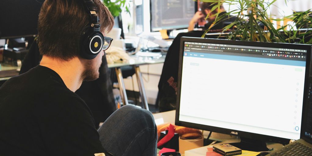 man in black shirt wearing black headphones